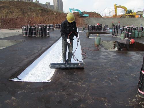 防水施工为什么要先润湿基层 防水施工为什么要先润湿基层