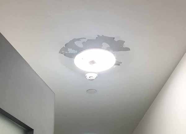 房屋天花板漏水是什么原因造成的？