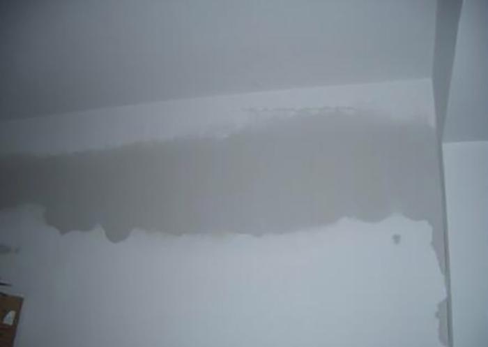 楼上卫生间天花板渗水开裂漏到楼下怎么办？