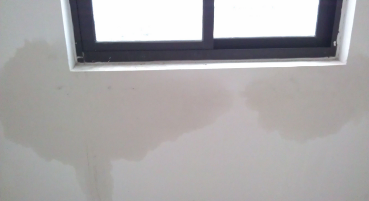 窗户凹槽下雨大风就漏水怎么办